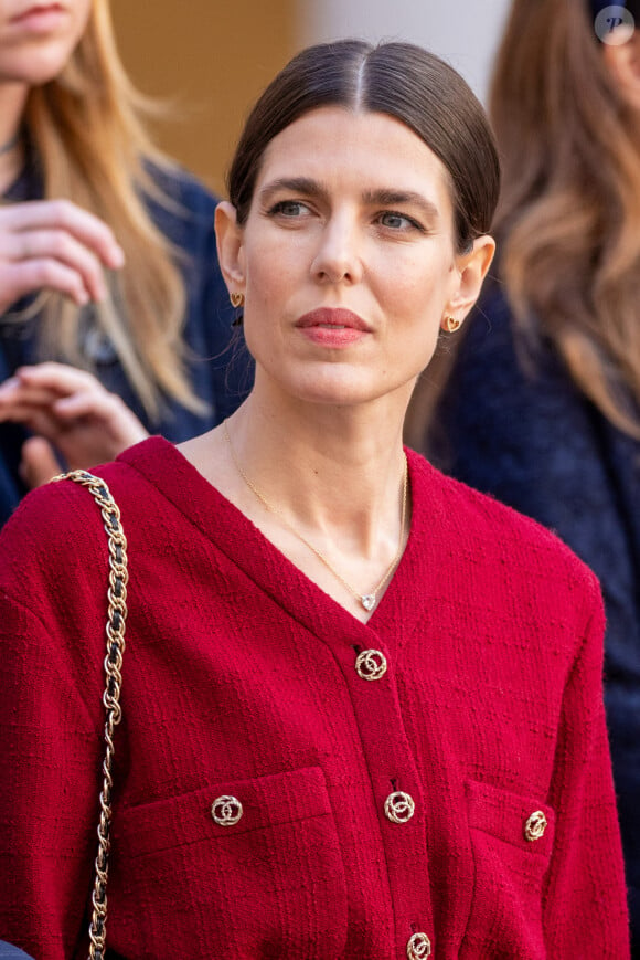 Charlotte Casiraghi - La famille princière monégasque dans la cour d'honneur du palais lors de la la fête nationale à Monaco, le 19 novembre 2023. La famille princière monégasque assiste à la prise d’armes, puis à la cérémonie de remise des médailles et à un défilé militaire sur la place du palais princier. © Olivier Huitel / Pool Monaco / Bestimage 