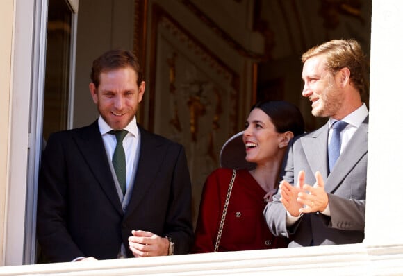 Andrea, Charlotte et Pierre Casiraghi - La famille princière de Monaco au balcon du palais, à l'occasion de la Fête Nationale de Monaco. Le 19 novembre 2023 © Dominique Jacovides-Bruno Bebert / Bestimage 