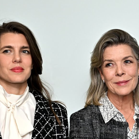 La princesse Caroline de Hanovre et sa fille Charlotte Casiraghi ont assisté à la conférence d'Antoine Compagnon de l'Académie française, "Colette : écrivain par hasard" au Théâtre des Variétés à Monaco dans le cadre du cent-cinquantenaire de la naissance de Colette, le 6 novembre 2023. © Bruno Bebert / Bestimage 