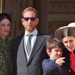 "Le meilleur moment selon moi pour lire, c'est dès le réveil, mais avec des enfants, c'est impossible"
Tatiana Santo Domingo et son mari Andrea Casiraghi, Charlotte Casiraghi et son fils Raphael Elmaleh - La famille princière de Monaco au balcon du palais, à l'occasion de la Fête Nationale de Monaco. Le 19 novembre 2023 © Dominique Jacovides-Bruno Bebert / Bestimage 