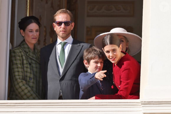 "Le meilleur moment selon moi pour lire, c'est dès le réveil, mais avec des enfants, c'est impossible"
Tatiana Santo Domingo et son mari Andrea Casiraghi, Charlotte Casiraghi et son fils Raphael Elmaleh - La famille princière de Monaco au balcon du palais, à l'occasion de la Fête Nationale de Monaco. Le 19 novembre 2023 © Dominique Jacovides-Bruno Bebert / Bestimage 