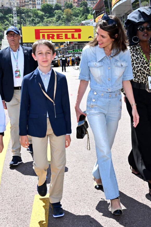 Raphaël Elmaleh et Charlotte Casiraghi durant la journée des qualifications du 81ème Grand Prix de Formule 1 de Monaco, le 25 mai 2024. © Bruno Bebert/Bestimage 