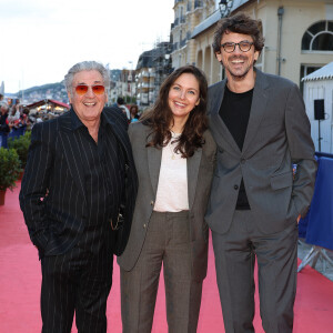 Nelly Auteuil, Daniel Auteuil et Hugo Gélin au tapis rouge du 38ème festival du film de Cabourg, France, le 14 juin 2024. Les Journées romantiques du 38ème Festival du film de Cabourg (Calvados) auront lieu du 12 au 16 juin. © Coadic Guirec/Bestimage