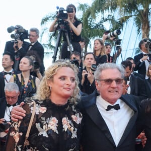 Gaëtan Roussel, Daniel Auteuil entouré de ses filles Aurore, Nelly - Montée des marches du film " Marcello Mio " lors du 77ème Festival International du Film de Cannes, au Palais des Festivals à Cannes. Le 21 mai 2024 © Christophe Clovis / Bestimage