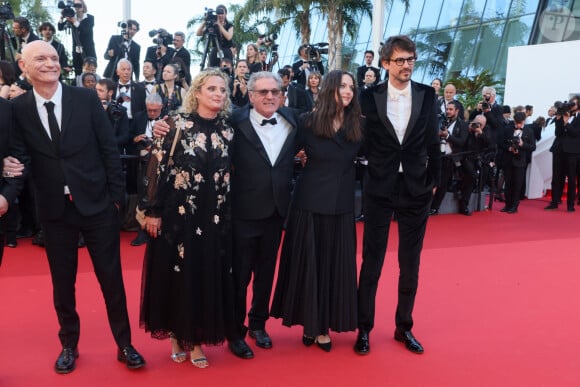 Gaëtan Roussel, Daniel Auteuil entouré de ses filles Aurore, Nelly - Montée des marches du film " Marcello Mio " lors du 77ème Festival International du Film de Cannes, au Palais des Festivals à Cannes. Le 21 mai 2024 © Christophe Clovis / Bestimage