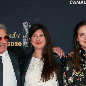 Daniel Auteuil et sa femme Aude Ambroggi avec leur fille Nelly Auteuil lors du photocall lors de la 45ème cérémonie des César à la salle Pleyel à Paris le 28 février 2020 © Dominique Jacovides / Olivier Borde / Bestimage