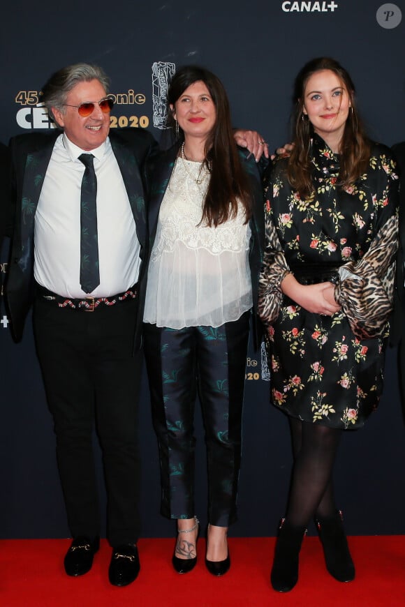 Daniel Auteuil et sa femme Aude Ambroggi avec leur fille Nelly Auteuil lors du photocall lors de la 45ème cérémonie des César à la salle Pleyel à Paris le 28 février 2020 © Dominique Jacovides / Olivier Borde / Bestimage