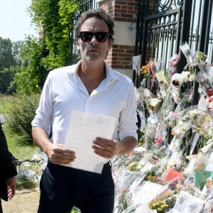 Anthony Delon découvrant les hommages devant les grilles de la propriété de Douchy, quelques heures avant les obsèques de son père, Alain Delon, le 24 août 2024.