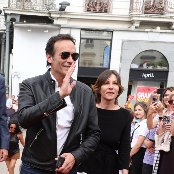 Exclusif - Anthony Delon et Mathilde Seigner - Arrivées au photocall de la 3ème édition du Festival du Cinéma Français et de la Gastronomie d'Aix-les-Bains. Le 8 juin 2024 © Denis Guignebourg / Bestimage