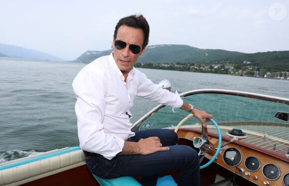 Exclusif - Rendez-vous avec Anthony Delon, en promenade en Riva sur le lac du Bourget à Aix-les-Bains, à l'occasion de la 3ème Edition du Cinéma Français et de la Gastronomie. Le 8 juin 2024 © Denis Guignebourg / Bestimage