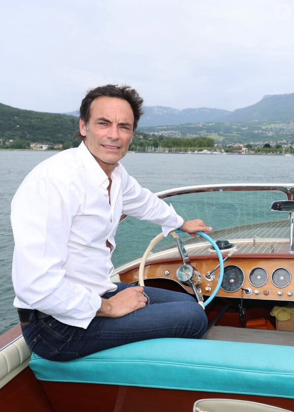 Exclusif - Rendez-vous avec Anthony Delon, en promenade en Riva sur le lac du Bourget à Aix-les-Bains, à l'occasion de la 3ème Edition du Cinéma Français et de la Gastronomie. Le 8 juin 2024 © Denis Guignebourg / Bestimage