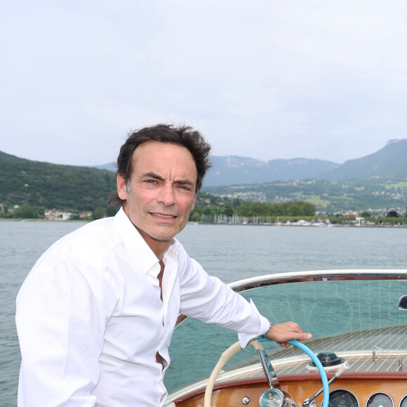 Exclusif - Rendez-vous avec Anthony Delon, en promenade en Riva sur le lac du Bourget à Aix-les-Bains, à l'occasion de la 3ème Edition du Cinéma Français et de la Gastronomie. Le 8 juin 2024 © Denis Guignebourg / Bestimage