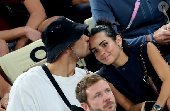 Florent Manaudou et sa compagne Lola Dumenil - Les célébrités en tribunes pendant l'épreuve de basketball de Demi-Finale opposant la France à l'Allemagne lors des Jeux Olympiques de Paris 2024 (JO) à l'Arena Bercy, à Paris, France, le 8 août 2024. © Jacovides-Perusseau/Bestimage