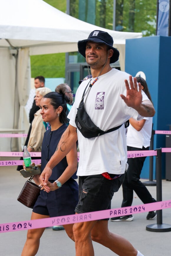 Florent Manaudou et sa compagne Lola Dumenil - Les célébrités en tribunes pendant l'épreuve de basketball de Demi-Finale opposant la France à l'Allemagne lors des Jeux Olympiques de Paris 2024 (JO) à l'Arena Bercy, à Paris, France, le 8 août 2024.