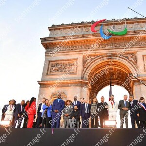 Exclusif - No Web - Marie-José Pérec, Fadila Khattabi, Teddy Riner, Michel Barnier, Laura Flessel-Colovic, Pascal Gentil - Remise des médailles par le président de la République à l'Arc de Triomphe aux athlètes lors de la parade des champions à l'occasion des Jeux Olympiques et Paralympiques Paris 2024, sur l'avenue des Champs-Elysées à Paris. Le 14 septembre 2024 © Perusseau-Ramsamy / Bestimage  Exclusive - No Web - For Germany Call for price -Medal ceremony by the french republic at the Arc de Triomphe for athletes during the parade of champions on the occasion of the Olympic and Paralympic Games Paris 2024, on the Avenue des Champs-Elysées in Paris. September 14, 2024 