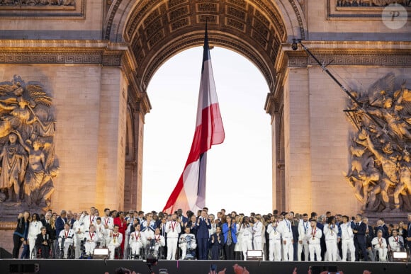 Tony Estanguet, Amélie Oudéa-Castéra, Emmanuel Macron, Teddy Riner, Michel Barnier, Anne Hidalgo et les médaillés olympiques et paralympiques - Remise des médailles par le président de la République à l'Arc de Triomphe aux athlètes lors de la parade des champions à l'occasion des Jeux Olympiques et Paralympiques Paris 2024, sur l'avenue des Champs-Elysées à Paris. Le 14 septembre 2024 © Perusseau-Ramsamy / Bestimage  Medal ceremony by the french republic at the Arc de Triomphe for athletes during the parade of champions on the occasion of the Olympic and Paralympic Games Paris 2024, on the Avenue des Champs-Elysées in Paris. September 14, 2024 