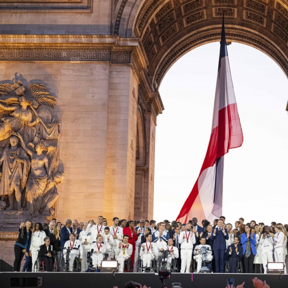 Tony Estanguet, Amélie Oudéa-Castéra, Emmanuel Macron, Teddy Riner, Michel Barnier, Anne Hidalgo et les médaillés olympiques et paralympiques - Remise des médailles par le président de la République à l'Arc de Triomphe aux athlètes lors de la parade des champions à l'occasion des Jeux Olympiques et Paralympiques Paris 2024, sur l'avenue des Champs-Elysées à Paris. Le 14 septembre 2024 © Perusseau-Ramsamy / Bestimage  Medal ceremony by the french republic at the Arc de Triomphe for athletes during the parade of champions on the occasion of the Olympic and Paralympic Games Paris 2024, on the Avenue des Champs-Elysées in Paris. September 14, 2024 