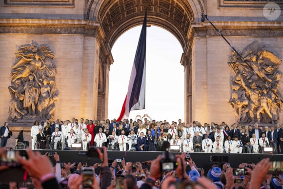 Tony Estanguet, Amélie Oudéa-Castéra, Emmanuel Macron, Teddy Riner, Michel Barnier, Anne Hidalgo et les médaillés olympiques et paralympiques - Remise des médailles par le président de la République à l'Arc de Triomphe aux athlètes lors de la parade des champions à l'occasion des Jeux Olympiques et Paralympiques Paris 2024, sur l'avenue des Champs-Elysées à Paris. Le 14 septembre 2024 © Perusseau-Ramsamy / Bestimage  Medal ceremony by the french republic at the Arc de Triomphe for athletes during the parade of champions on the occasion of the Olympic and Paralympic Games Paris 2024, on the Avenue des Champs-Elysées in Paris. September 14, 2024 