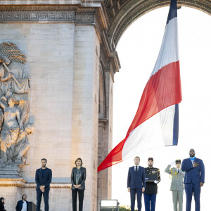 Tony Estanguet, Amélie Oudéa-Castéra, Emmanuel Macron, Teddy Riner, Michel Barnier et Anne Hidalgo - Remise des médailles par le président de la République à l'Arc de Triomphe aux athlètes lors de la parade des champions à l'occasion des Jeux Olympiques et Paralympiques Paris 2024, sur l'avenue des Champs-Elysées à Paris. Le 14 septembre 2024 © Perusseau-Ramsamy / Bestimage  Medal ceremony by the french republic at the Arc de Triomphe for athletes during the parade of champions on the occasion of the Olympic and Paralympic Games Paris 2024, on the Avenue des Champs-Elysées in Paris. September 14, 2024 