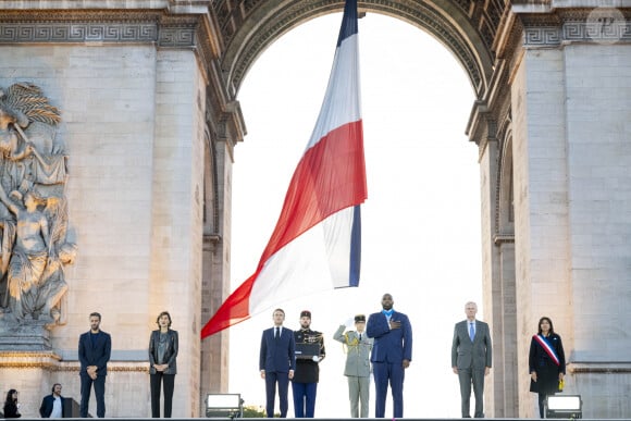 Tony Estanguet, Amélie Oudéa-Castéra, Emmanuel Macron, Teddy Riner, Michel Barnier et Anne Hidalgo - Remise des médailles par le président de la République à l'Arc de Triomphe aux athlètes lors de la parade des champions à l'occasion des Jeux Olympiques et Paralympiques Paris 2024, sur l'avenue des Champs-Elysées à Paris. Le 14 septembre 2024 © Perusseau-Ramsamy / Bestimage  Medal ceremony by the french republic at the Arc de Triomphe for athletes during the parade of champions on the occasion of the Olympic and Paralympic Games Paris 2024, on the Avenue des Champs-Elysées in Paris. September 14, 2024 