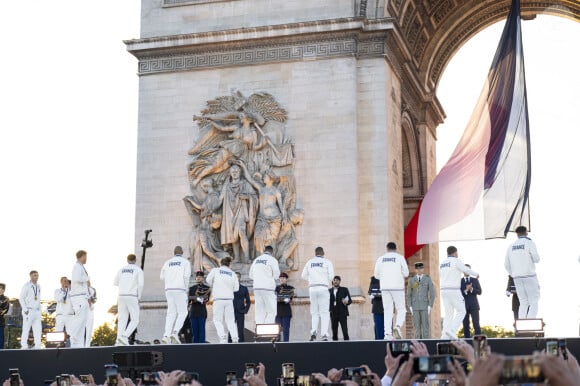 Emmanuel Macron et les médaillés olympiques et paralympiques - Remise des médailles par le président de la République à l'Arc de Triomphe aux athlètes lors de la parade des champions à l'occasion des Jeux Olympiques et Paralympiques Paris 2024, sur l'avenue des Champs-Elysées à Paris. Le 14 septembre 2024 © Perusseau-Ramsamy / Bestimage  Medal ceremony by the french republic at the Arc de Triomphe for athletes during the parade of champions on the occasion of the Olympic and Paralympic Games Paris 2024, on the Avenue des Champs-Elysées in Paris. September 14, 2024 