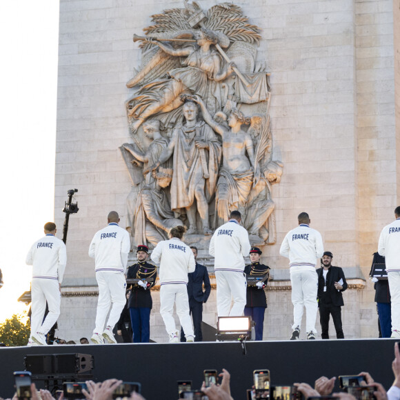 Emmanuel Macron et les médaillés olympiques et paralympiques - Remise des médailles par le président de la République à l'Arc de Triomphe aux athlètes lors de la parade des champions à l'occasion des Jeux Olympiques et Paralympiques Paris 2024, sur l'avenue des Champs-Elysées à Paris. Le 14 septembre 2024 © Perusseau-Ramsamy / Bestimage  Medal ceremony by the french republic at the Arc de Triomphe for athletes during the parade of champions on the occasion of the Olympic and Paralympic Games Paris 2024, on the Avenue des Champs-Elysées in Paris. September 14, 2024 