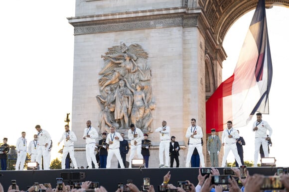 Emmanuel Macron et les médaillés olympiques et paralympiques - Remise des médailles par le président de la République à l'Arc de Triomphe aux athlètes lors de la parade des champions à l'occasion des Jeux Olympiques et Paralympiques Paris 2024, sur l'avenue des Champs-Elysées à Paris. Le 14 septembre 2024 © Perusseau-Ramsamy / Bestimage  Medal ceremony by the french republic at the Arc de Triomphe for athletes during the parade of champions on the occasion of the Olympic and Paralympic Games Paris 2024, on the Avenue des Champs-Elysées in Paris. September 14, 2024 