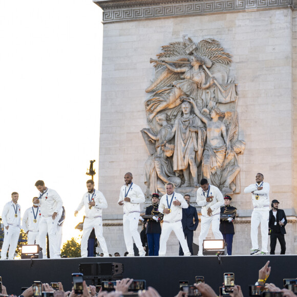 Emmanuel Macron et les médaillés olympiques et paralympiques - Remise des médailles par le président de la République à l'Arc de Triomphe aux athlètes lors de la parade des champions à l'occasion des Jeux Olympiques et Paralympiques Paris 2024, sur l'avenue des Champs-Elysées à Paris. Le 14 septembre 2024 © Perusseau-Ramsamy / Bestimage  Medal ceremony by the french republic at the Arc de Triomphe for athletes during the parade of champions on the occasion of the Olympic and Paralympic Games Paris 2024, on the Avenue des Champs-Elysées in Paris. September 14, 2024 