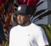 Diddy a déménagé volontairement à New York en prévision des accusations
Puff Daddy se promène tranquillement dans son somptueux manoir de Miami Beach, confortablement vêtu d'un t-shirt blanc à manches courtes, d'un short de sport noir et de chaussettes blanches, le tout assorti de chaussures de sport foncées.