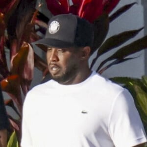 Diddy a déménagé volontairement à New York en prévision des accusations
Puff Daddy se promène tranquillement dans son somptueux manoir de Miami Beach, confortablement vêtu d'un t-shirt blanc à manches courtes, d'un short de sport noir et de chaussettes blanches, le tout assorti de chaussures de sport foncées.