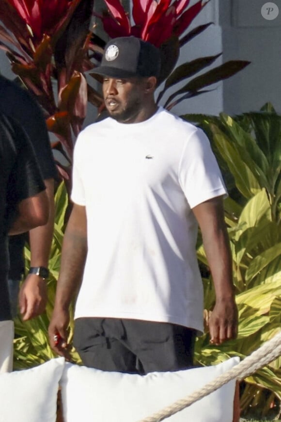 Diddy a déménagé volontairement à New York en prévision des accusations
Puff Daddy se promène tranquillement dans son somptueux manoir de Miami Beach, confortablement vêtu d'un t-shirt blanc à manches courtes, d'un short de sport noir et de chaussettes blanches, le tout assorti de chaussures de sport foncées.