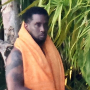 Miami Beach, FL - Diddy fait un plongeon dans la piscine après avoir fumé avec un ami dans son manoir de Miami Beach, profitant du soleil et de la bonne compagnie. Sur la photo : Diddy