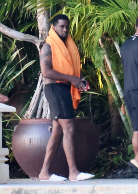 Miami Beach, FL - Diddy fait un plongeon dans la piscine après avoir fumé avec un ami dans son manoir de Miami Beach, profitant du soleil et de la bonne compagnie. Sur la photo : Diddy