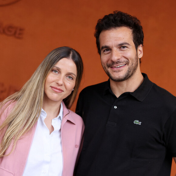 Amir a surpris sa femme Lital avec une demande en mariage dans un supermarché de Tel-Aviv, là où ils habitaient avant
Amir Haddad et sa femme Lital - Célébrités au village des Internationaux de France de tennis de Roland Garros 2024 à Paris le 2 juin 2024. © Jacovides / Moreau / Bestimage 