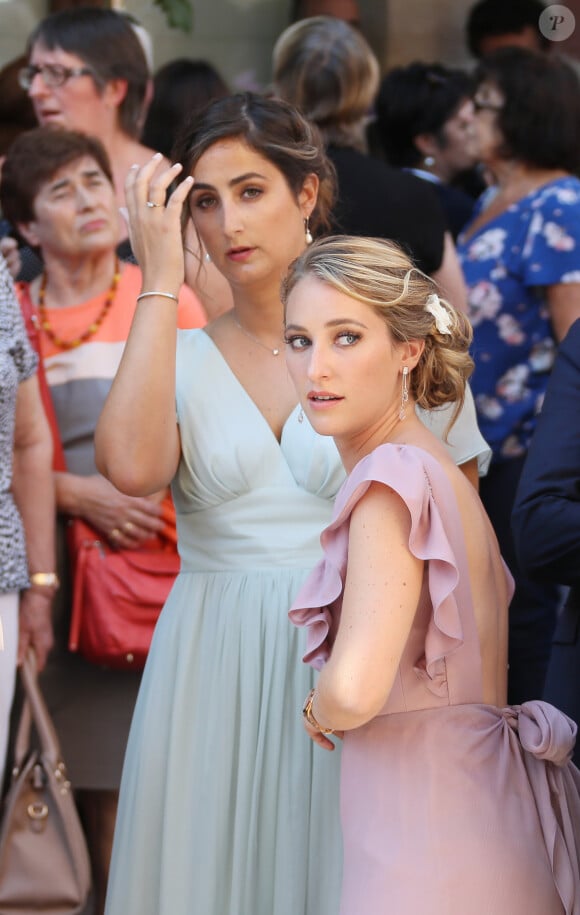 Clémence et Flora (filles de F.Hollande et S.Roya) - Mariage de Thomas Hollande et de la journaliste Emilie Broussouloux à la mairie à Meyssac en Corrèze près de Brive, ville d'Emiie. Le 8 Septembre 2018. © Patrick Bernard-Guillaume Collet / Bestimage