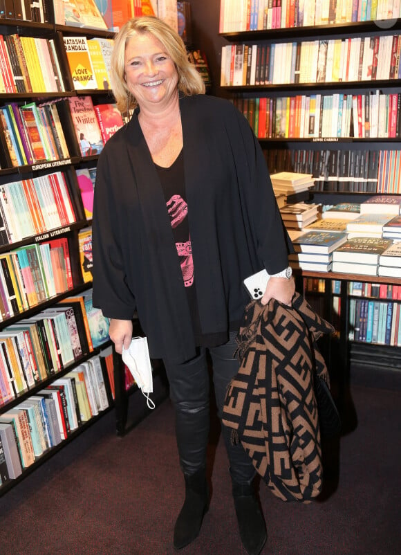 Marina Carrère d'Encausse - Dédicace de S.Bern et S.A.R. La Grande- Duchesse M.T. de Luxembourg du livre " Un Amour souverain " chez Albin Michel à la librairie Galignani à Paris le 3 décembre 2021. © Panoramic / Bestimage 