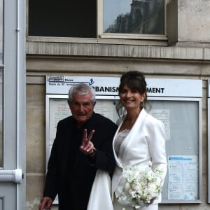 Un homme qui comme le sous-entend pour nos amis du "Parisien" a côtoyé un monde plus bourgeois.
Claude Lelouch et Valérie Perrin - Mariage de Claude Lelouch à la mairie du 18ème à Paris. Le 17 juin 2023