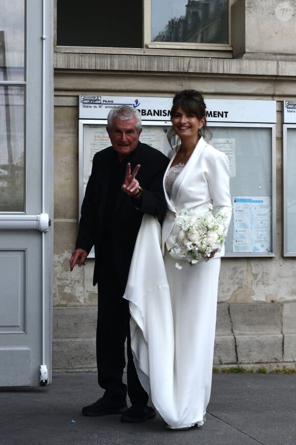 Un homme qui comme le sous-entend pour nos amis du "Parisien" a côtoyé un monde plus bourgeois.
Claude Lelouch et Valérie Perrin - Mariage de Claude Lelouch à la mairie du 18ème à Paris. Le 17 juin 2023