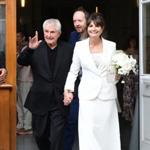 Elle qui vit avec Claude Lelouch qui ne quittera jamais le quartier de Montmartre, s'est d'ailleurs achetée une petite maison il y a deux ans  à quelques kilomètres de Gueugnon. 
Claude Lelouch et Valérie Perrin - Mariage de Claude Lelouch à la mairie du 18ème à Paris. Le 17 juin 2023