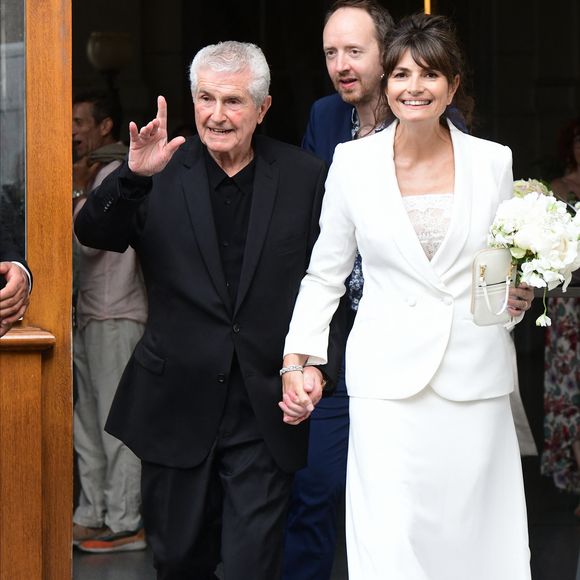 Elle qui vit avec Claude Lelouch qui ne quittera jamais le quartier de Montmartre, s'est d'ailleurs achetée une petite maison il y a deux ans  à quelques kilomètres de Gueugnon. 
Claude Lelouch et Valérie Perrin - Mariage de Claude Lelouch à la mairie du 18ème à Paris. Le 17 juin 2023