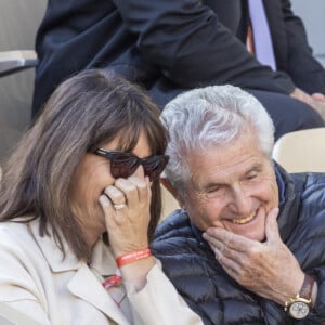 Claude Lelouch et sa compagne Valérie Perrin - Célébrités dans les tribunes des internationaux de France de Roland Garros à Paris le 31 mai 2022. © Cyril Moreau - Dominique Jacovides/Bestimage