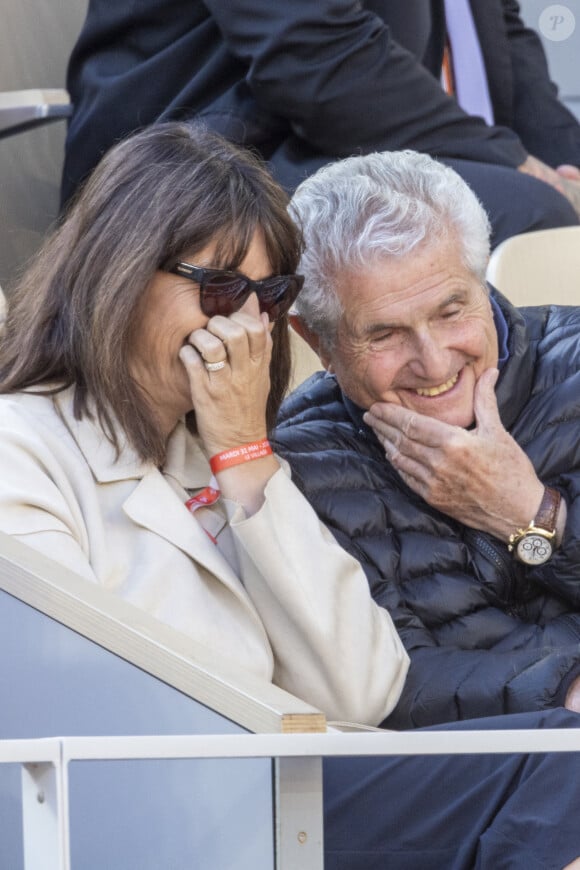 Claude Lelouch et sa compagne Valérie Perrin - Célébrités dans les tribunes des internationaux de France de Roland Garros à Paris le 31 mai 2022. © Cyril Moreau - Dominique Jacovides/Bestimage