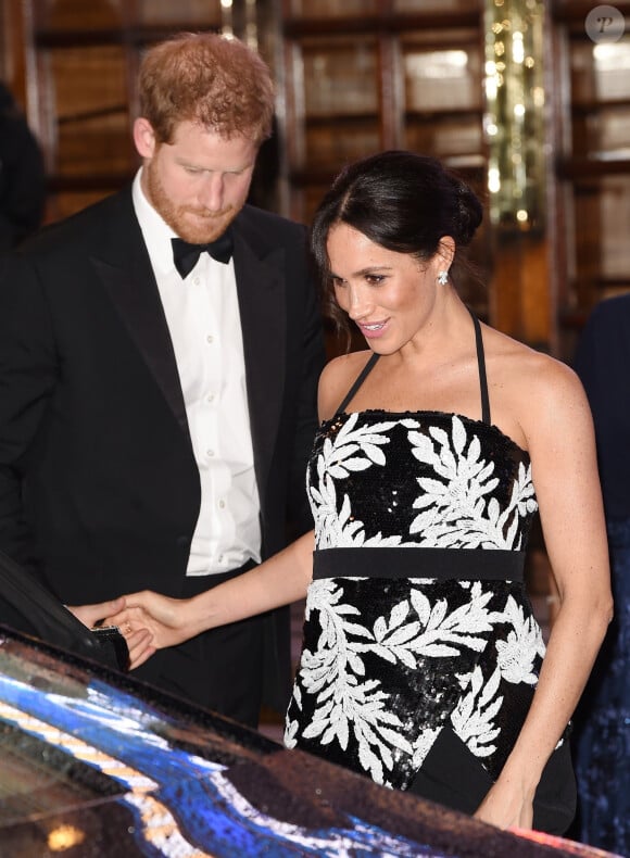 Le prince Harry, duc de Sussex, et Meghan Markle (enceinte), duchesse de Sussex quittent la soirée Royal Variety Performance à Londres le 19 novembre 2018. 