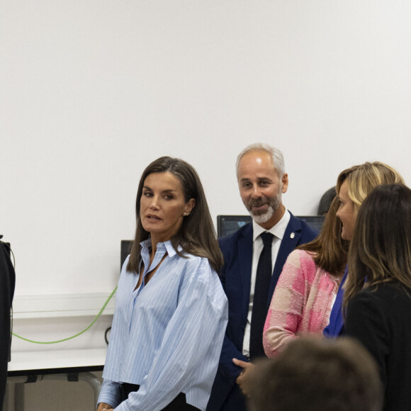 Accueillie par des élèves, acteurs de l'établissement et personnalités politiques, Letizia s'était habillée en conséquence
La reine Letizia d'Espagne assiste à l'ouverture du cours de Formation Professionnelle 2024/2025, à l'IES Doctor José Zapatero Domínguez à Castro-Urdiales, le 18 spetembre 2024. © Juanma Serrano / Europa Press / Bestimage 