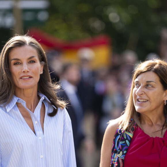 En effet, la pièce a la particularité d'être décousues au niveau de la rangée de boutons côté col 
La reine Letizia d'Espagne assiste à l'ouverture du cours de Formation Professionnelle 2024/2025, à l'IES Doctor José Zapatero Domínguez à Castro-Urdiales, le 18 spetembre 2024. © Juanma Serrano / Europa Press / Bestimage 