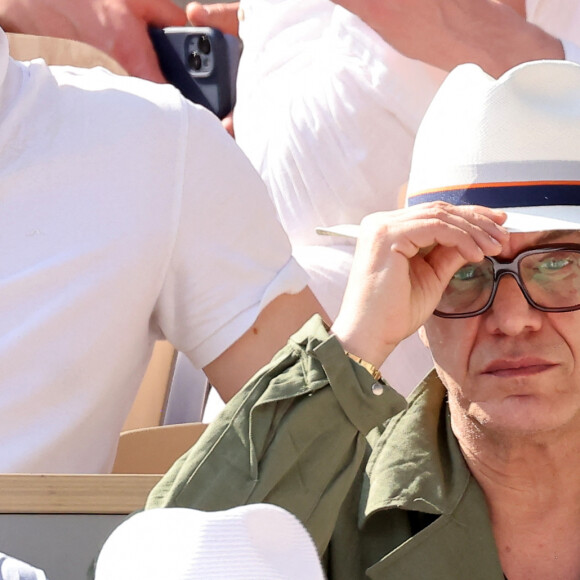 Marc Lavoine et son fils Roman dans les tribunes des Internationaux de France de tennis de Roland Garros 2023 le 6 juin 2023. © Jacovides-Moreau/Bestimage