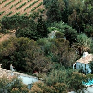 Archives - Vue aérienne de la maison de Brigitte Bardot, La Madrague, à Saint-Tropez. Le 15 juillet 2001 