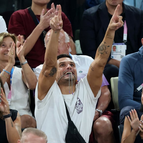 Florent Manaudou - Les célébrités en tribunes pendant l'épreuve de basketball de Demi-Finale opposant la France à l'Allemagne lors des Jeux Olympiques de Paris 2024 (JO) à l'Arena Bercy, à Paris, France, le 8 août 2024. © Jacovides-Perusseau/Bestimage