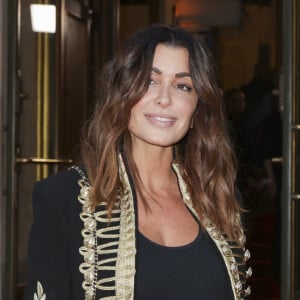 Jenifer a ouvert le tapis rouge en portant un ensemble noir et un blazer militaire aux boutons dorés
Jenifer Bartoli arrivant au "Concerto pour la Paix" organisé par Omar Harfouch au Théâtre des Champs Élysées à Paris, France © Perusseau / Tribeca / Bestimage 