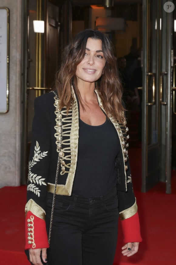 Jenifer a ouvert le tapis rouge en portant un ensemble noir et un blazer militaire aux boutons dorés
Jenifer Bartoli arrivant au "Concerto pour la Paix" organisé par Omar Harfouch au Théâtre des Champs Élysées à Paris, France © Perusseau / Tribeca / Bestimage 